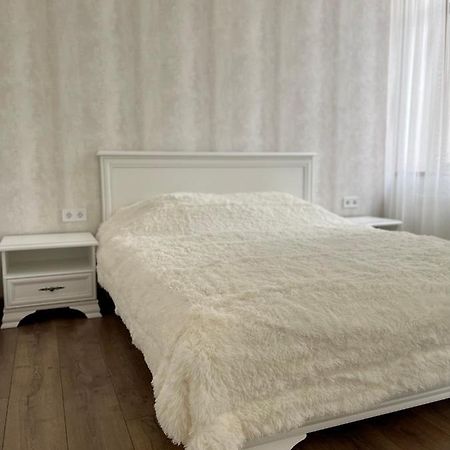 Pride Apartment Lviv Buitenkant foto