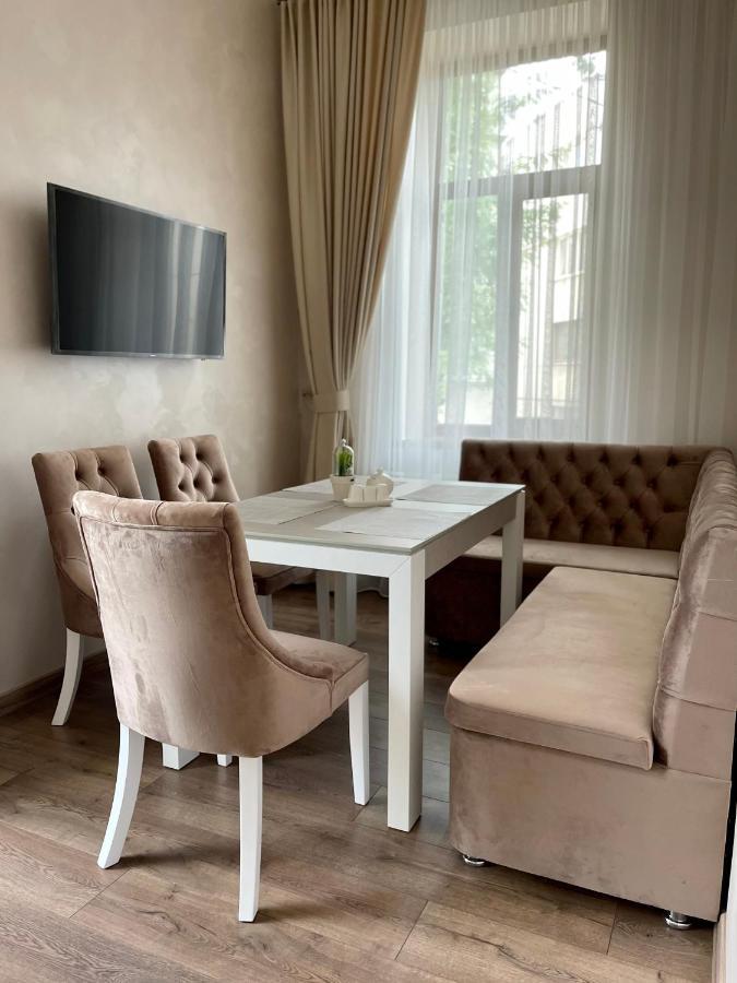 Pride Apartment Lviv Buitenkant foto