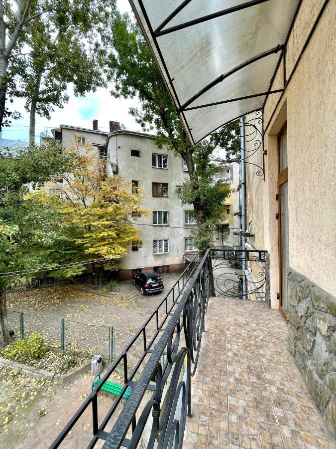 Pride Apartment Lviv Buitenkant foto